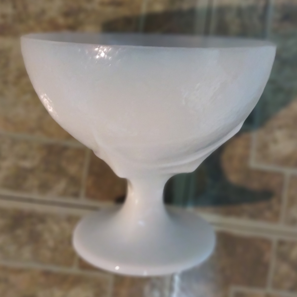 Milk glass goblet - Picture 4 of 7